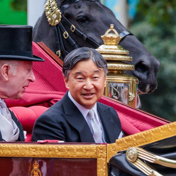 Le roi Charles III d'Angleterre et L'empereur du Japon Naruhito - Cérémonie d'accueil et trajet en calèche lors de la visite de l'empereur Naruhito du Japon à Londres le 25 juin 2024. © Photoshot / Panoramic / Bestimage 