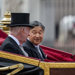 Le roi Charles III d'Angleterre et L'empereur du Japon Naruhito - Cérémonie d'accueil et trajet en calèche lors de la visite de l'empereur Naruhito du Japon à Londres le 25 juin 2024. © Photoshot / Panoramic / Bestimage 