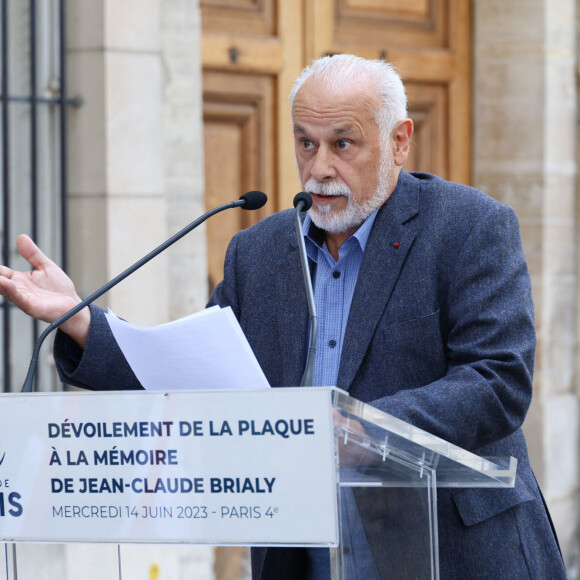 Francis Perrin - Dévoilement d'une plaque commémorative en l'honneur de Jean-Claude Brialy sur la façade de l'immeuble où il vécut 25 quai de Bourbon Paris 4ème, à Paris, France, le 14 juin 2023. © Coadic Guirec/Bestimage