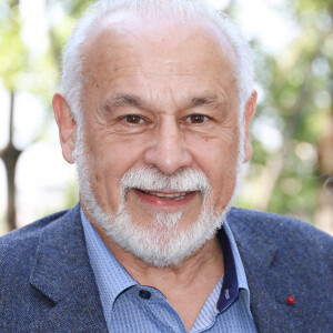 Francis Perrin - Dévoilement d'une plaque commémorative en l'honneur de Jean-Claude Brialy sur la façade de l'immeuble où il vécut 25 quai de Bourbon Paris 4ème, à Paris, France, le 14 juin 2023. © Coadic Guirec/Bestimage