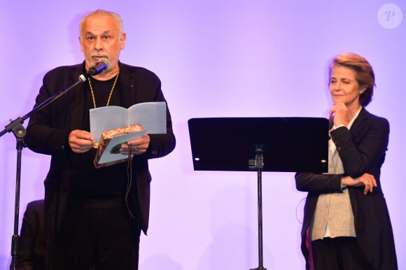 Francis Perrin (Garde du Sceau, détenteur de la comète de Allais) et Charlotte Rampling à la remise du prix "Alphonse Allais 2016" au théâtre des Deux Ânes © Guirec Coadic/Bestimage