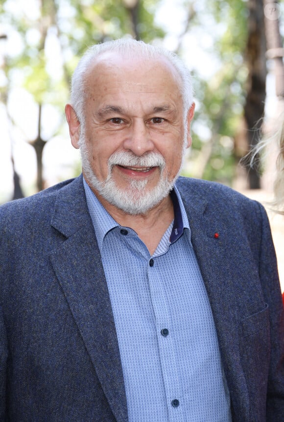 Francis Perrin - Dévoilement d'une plaque commémorative en l'honneur de Jean-Claude Brialy sur la façade de l'immeuble où il vécut 25 quai de Bourbon Paris 4ème, à Paris, France, le 14 juin 2023. © Coadic Guirec/Bestimage 