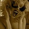Lady GaGa s'affiche sur sa page Twitter avec un dentier en or pur... Une dépense inutile ? Très certainement !