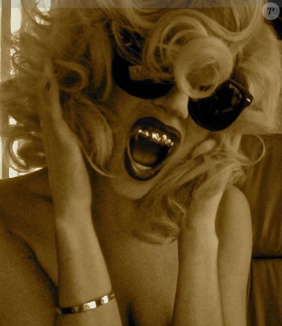 Lady GaGa s'affiche sur sa page Twitter avec un dentier en or pur... Une dépense inutile ? Très certainement !