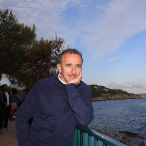 Le père et le fils vivent ensemble depuis bientôt 29 ans.
Elie Semoun - Les célébrités posent sur la terrasse de l'hôtel "Le Provencal" lors de la 5ème édition du festival de Porquerolles à Giens, le 14 juin 2024. © Chavaroche/Nice-Matin/Bestimage