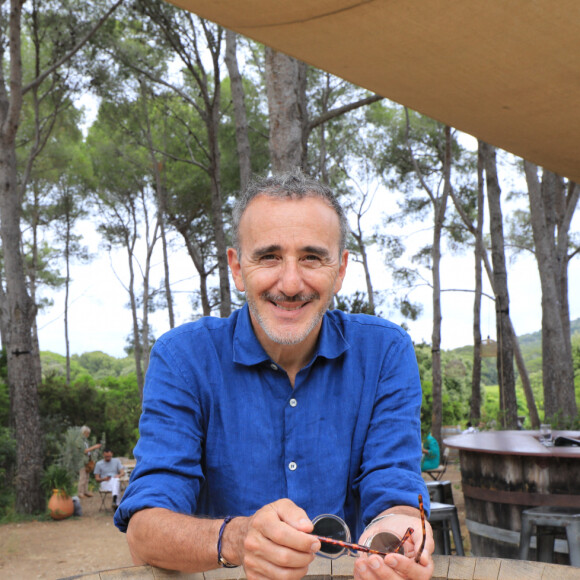 Mais aujourd'hui, Elie Semoun est extrêmement fier de la différence de son fils.
Elie Semoun - Les célébrités ont pris le bateau pour aller visiter la fondation Carmignac sur l'île de Porquerolles lors de la 5ᵉ édition du festival de Porquerolles, le 14 juin 2024. © Chavaroche/Nice-Matin/Bestimage