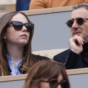 Elie Semoun et sa compagne dans les tribunes au même moment dans les tribunes des Internationaux de France de tennis de Roland Garros 2024 à Paris, France, le 2 juin 2024. © Jacovides-Moreau/Bestimage