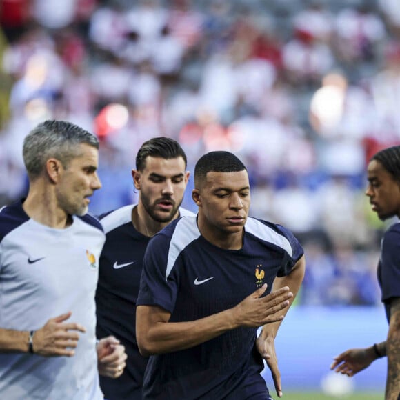 Un chef a été mis à leur disposition

Kylian Mbappé - Echauffement de l'équipe de France, avec la participation de Kylian Mbappé, avant le match France Vs Pologne à l'Euro 2024 de football à Dortmund, le 25 juin 2024. © Elyxandro Cegarra / Panoramic / Bestimage