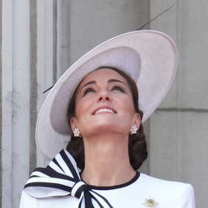 Le prince William, prince de Galles, Catherine Kate Middleton, princesse de Galles, le prince George, le prince Louis et la princesse Charlotte - Les membres de la famille royale britannique au balcon du Palais de Buckingham lors de la parade militaire "Trooping the Colour" à Londres le 15 juin 2024 © Julien Burton / Bestimage 