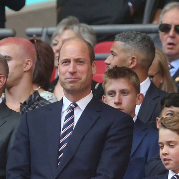 Le prince William, prince de Galles, et son fils le prince George de Galles, assistent à la finale de la coupe Emirates FA 2024 entre Manchester United et Manchester City au stade de Wembley à Londres, le 25 mai 2024.