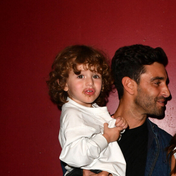 Rachel Legrain Trapani, son compagnon Valentin Leonard avec leur fils Andrea et Gianni - Backstage lors du défilé d'ouverture du salon du chocolat 2022 à Paris porte de Versailles le 27 octobre 2022. © Veeren / Pierre Perusseau / Bestimage 