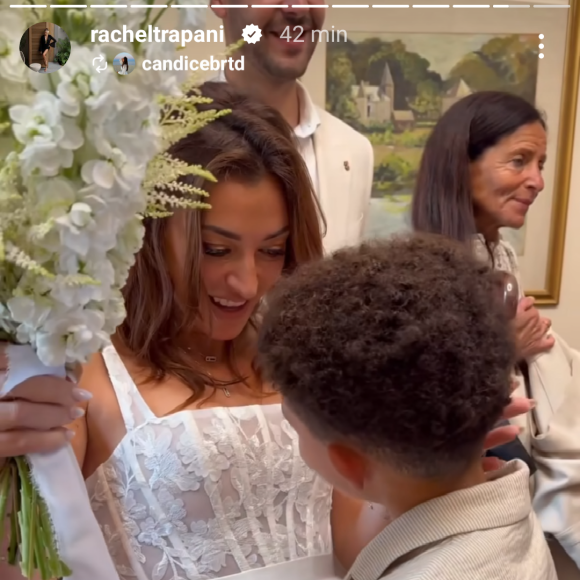 "À la base, je voulais porter une combi-pantalon car je me doutais qu'il n'allait pas faire beau. Sauf que Valentin voulait absolument que je sois en robe", confie-t-elle.
Mariage de Rachel Legrain-Trapani et Valentin Léonard le 16 juin 2024, en Normandie