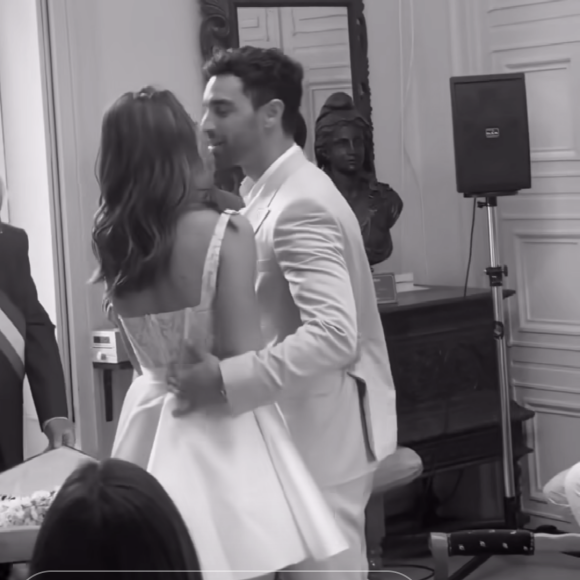 Concernant la robe finalement portée, elle déclare : "La créatrice a dessiné le modèle et c'était totalement ce que j'avais imaginé.
Mariage de Rachel Legrain-Trapani et Valentin Léonard le 16 juin 2024, en Normandie