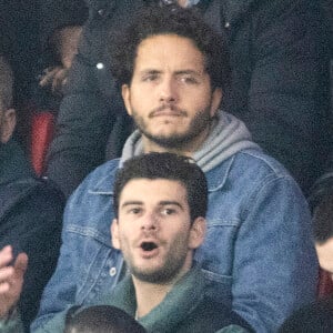  Celle qui a cartonné sur scène pendant plus de deux ans avec son spectacle Boys Boys Boys a trouvé le prince charmant avec ce beau brun de 16 ans son cadet. 
Alexandre Kominek (compagnon de Florence Foresti) - Célébrités dans les tribunes de la 8ème de finale de la coupe de France de football entre le PSG contre Brest (3-1) au Parc des Princes à Paris le 7 février 2024. © Cyril Moreau/Bestimage