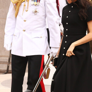 Le prince Harry, duc de Sussex, et Meghan Markle, duchesse de Sussex, enceinte, déposent une couronne au monument de guerre de l'ANZAC à Sydney, le 20 octobre 2018. 