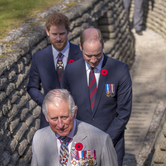 Le prince Charles, prince de Galles, le prince William, duc de Cambridge et le prince Harry visitent les tranchées de Vimy lors des commémorations des 100 ans de la bataille de Vimy, (100 ans jour pour jour, le 9 avril 1917) dans laquelle de nombreux Canadiens ont trouvé la mort lors de la Première Guerre mondiale, au Mémorial national du Canada, à Vimy, France, le 9 avril 2017. 