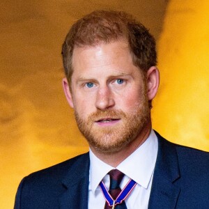 Une récompense qui a provoqué un scandale Outre Atlantique, notamment pour la mère d'un soldat décédé qui est furieuse que la récompense honorant son fils, héros de guerre, ait finalement été attribuée au prince Harry.
Le prince Harry, duc de Sussex arrive à la célébration du 10ème anniversaire des Invictus Games, en la cathédrale Saint-Paul à Londres, le 8 mai 2024. 