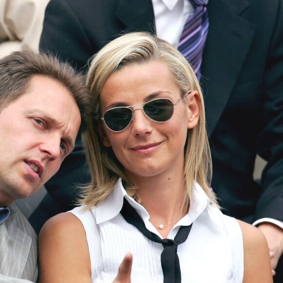 Les deux journalistes ont avancé quelques explications quant à ce qui les différenciait...
Thomas Hugues et sa femme Laurence Ferrari assistent à un match des Internationaux de France de tennis 2005 au stade Roland Garros à Paris, France, le 1er juin 2005. Photo Gorassini-Zabulon/ABACA.