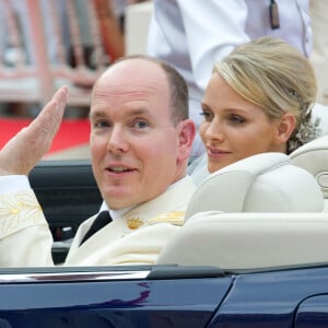 Le prince Albert de Monaco et la princesse Charlene ont officialisé leur relation en deux milles six.
Mariage du prince Albert de Monaco et de la princesse Charlene.