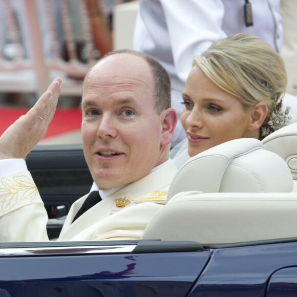 Le prince Albert de Monaco et la princesse Charlene ont officialisé leur relation en deux milles six.
Mariage du prince Albert de Monaco et de la princesse Charlene.