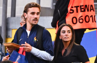 Antoine Griezmann amoureux fou d'Erika, soutien des Bleus jusqu'aux petits détails : tendre baiser dans les tribunes