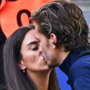 Le milieu offensif est allé rejoindre sa compagne en tribunes après la fin du match
Antoine Griezmann et sa femme Erika. Photo by Anthony Dibon/Icon Sport/ABACAPRESS.COM