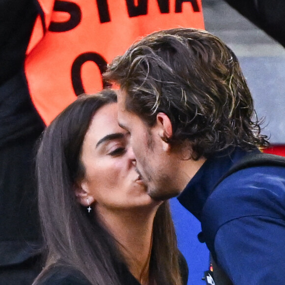 Le milieu offensif est allé rejoindre sa compagne en tribunes après la fin du match
Antoine Griezmann et sa femme Erika. Photo by Anthony Dibon/Icon Sport/ABACAPRESS.COM