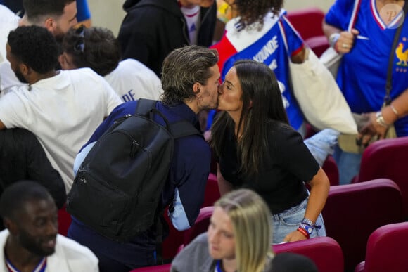 Les deux tourtereaux se sont alors échangés un tendre baiser sous les yeux des photographes présents dans le stade ce jour-là
Antoine Griezmann et sa femme Erika. Photo by Hugo Pfeiffer/Icon Sport/ABACAPRESS.COM