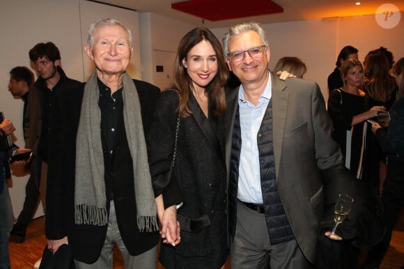 Exclusif - Elsa Zylberstein entre son père Albert Zylberstein (G) et Victor Hadida (D) - Cocktail - Spectacle symphonique Claude Lelouch "D'un film à l'autre" au Palais des Congrès de Paris le 14 novembre 2022. Pour Fêter ses 85 ans et 60 de carrière, Claude Lelouch a créé un ciné-concert, "Claude Lelouch - D'un film à l'autre", dans lequel la musique de ses films est jouée par l'orchestre philharmonique de Prague, au Palais des Congrès à Paris. Sur le gâteau, son chiffre fétiche : 13 car 85 ans (8+5 = 13). Claude Lelouch associe le 13 à toute sa vie professionnelle : sa société "Les films 13" et son cinéma, le "Club 13. © Moreau / Rindoff / Bestimage 