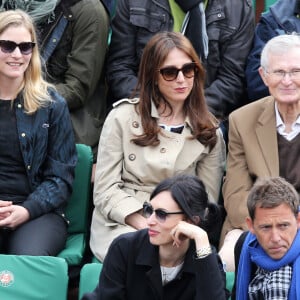 Natacha Régnier, Elsa Zylberstein et son père Albert Zylberstein - People aux Internationaux de France de tennis de Roland Garros à Paris, le 27 mai 2014, pendant le match de Gaël Monfils. 