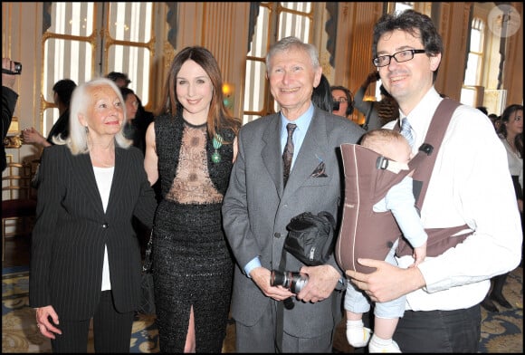 Rétro - Décès d'Albert Zylberstein, père d'Elsa Zylberstein - Elsa Zylberstein, ses parents Albert Zylberstein (son père), Liliane Zylberstein (sa mère) et son frère Benjamin - REMISE DE MEDAILLES AU MINISTERE DE LA CULTURE . © Guillaume Gaffiot/Bestimage 