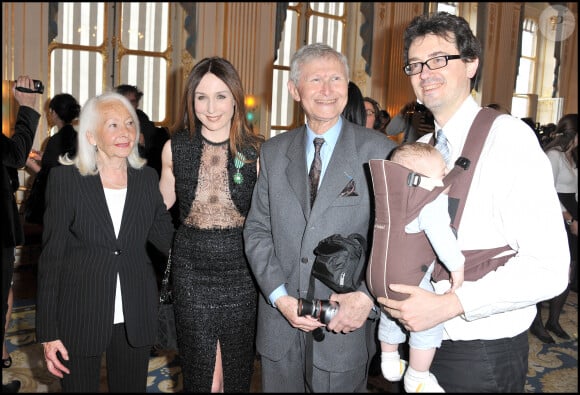 Elsa Zylberstein, ses parents Albert Zylberstein (son père), Liliane Zylberstein (sa mère) et son frère Benjamin - REMISE DE MEDAILLES AU MINISTERE DE LA CULTURE . © Guillaume Gaffiot/Bestimage 