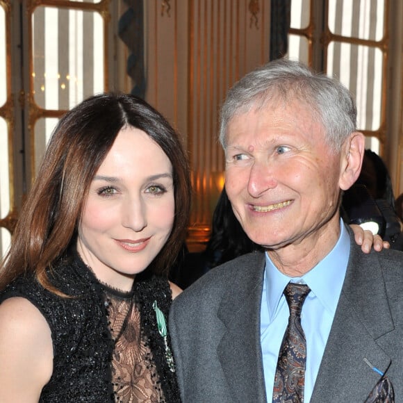 Rétro - Décès d'Albert Zylberstein, père d'Elsa Zylberstein - ELSA ZYLBERSTEIN et son père - REMISE DE MEDAILLES AU MINISTERE DE LA CULTURE . © Guillaume Gaffiot/Bestimage 