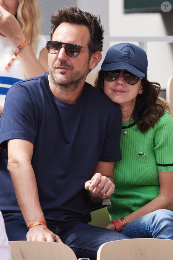 Christophe Michalak et sa femme Delphine dans les tribunes des Internationaux de France de tennis de Roland Garros 2024 à Paris, France, le 4 juin 2024. © Jacovides-Moreau/Bestimage