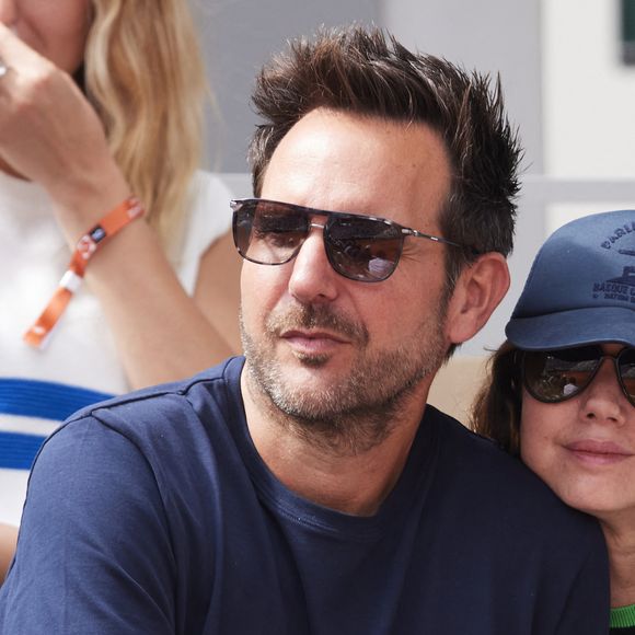Christophe Michalak et sa femme Delphine dans les tribunes des Internationaux de France de tennis de Roland Garros 2024 à Paris, France, le 4 juin 2024. © Jacovides-Moreau/Bestimage