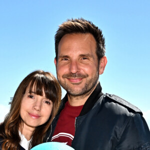 Le Chef Christophe Michalak et sa femme Delphine McCarty aux Masters 1000 de Monte-Carlo sur le court Rainier III à Roquebrune-Cap-Martin, France, le 13 avril 2023. © Bruno Bebert/Bestimage