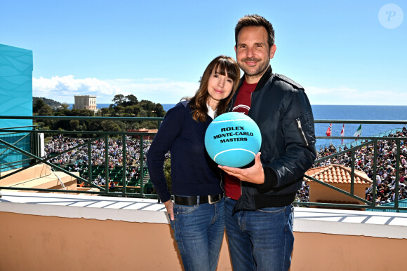 Le Chef Christophe Michalak et sa femme Delphine McCarty aux Masters 1000 de Monte-Carlo sur le court Rainier III à Roquebrune-Cap-Martin, France, le 13 avril 2023. © Bruno Bebert/Bestimage