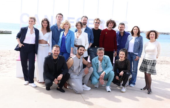 Et d'ajouter : "Pensée toute spéciale à mes partenaires du jour. C'est déstabilisant pour eux et frustrant et épuisant pour moi."
Hector Langevin, Raphaele Volkoff, Franck Monsigny, Emmanuel Moire et Farouk Bermouga - Photocall de "Demain nous appartient" lors du 7ème festival international Canneséries à Cannes, le 6 avril 2024. © Denis Guignebourg / Bestimage 