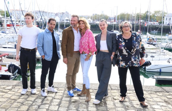 Dimitri Fouque, Samy Gharbi, Alexandre Brasseur, Ingrid Chauvin, Camille Genau et Catherine Benguigui au photocall de la série "Demain Nous Appartient" lors de la 25ème édition du Festival de la fiction de la Rochelle, France, le 16 septembre 2023. © Denis Guignebourg/BestImage