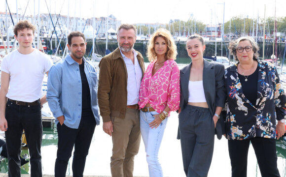 Dimitri Fouque, Samy Gharbi, Alexandre Brasseur, Ingrid Chauvin, Camille Genau et Catherine Benguigui au photocall de la série "Demain Nous Appartient" lors de la 25ème édition du Festival de la fiction de la Rochelle, France, le 16 septembre 2023. © Denis Guignebourg/BestImage