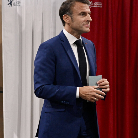 Selon le témoignage d'un cadre de France Télévision, l'idée consistait en "une grande interview en tête-à-tête" pour que le président puisse expliquer sa décision.
Le président de la République Emmanuel Macron vote pour le premier tour des législatives à la salle des Quatre Saisons au Touquet, France, le 30 juin 2024
