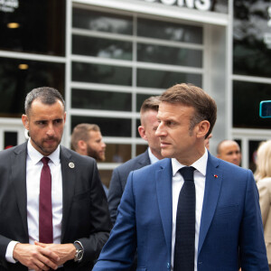 Le président Emmanuel Macron lors du vote pour le premier tour des élections législatives à la salle des Quatre Saisons au Touquet le 30 juin 2024