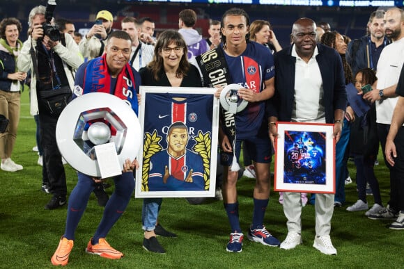 Kylian Mbappé, son frère Ethan Mbappé, sa maman Fayza Lamari et son père Wilfrid Mbappé - Dernier match de Kylian Mbappé (25 ans) avec le PSG en Ligue 1 Uber Eats lors de la rencontre "PSG-Toulouse" (1-3) au Parc des Princes à Paris le 12 mai 2024. © Cyril Moreau/Bestimage