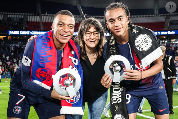 Fayza Lamari est la mère de Kylian Mbappé, dont elle est très proche

Fayza Lamari et Kylian Mbappé et Ethan Mbappé. (Credit Image: © Matthieu Mirville/ZUMA Press Wire)