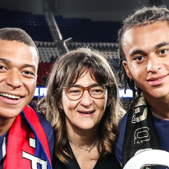 Fayza Lamari est la mère de Kylian Mbappé, dont elle est très proche

Fayza Lamari et Kylian Mbappé et Ethan Mbappé. (Credit Image: © Matthieu Mirville/ZUMA Press Wire)