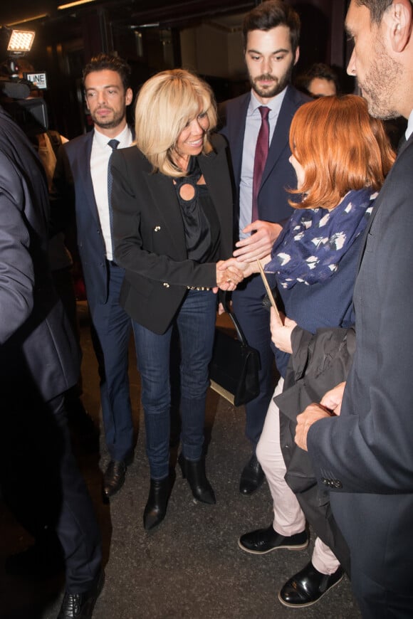 Exclusif - La Première Dame Brigitte Macron (Trogneux) et Tristan Bromet, chef de cabinet - La Première Dame française et des figures du gouvernement assistent à la représentation de la pièce "Les chatouilles (Ou la danse de la colère)" d'Andréa Bescond portant sur la pédophilie au théâtre Antoine à Paris, France, le 16 octobre 2017. Il s'agissait pour la première dame et les membres du gouvernement de montrer leur solidarité aux victimes de violences sexuelles. 