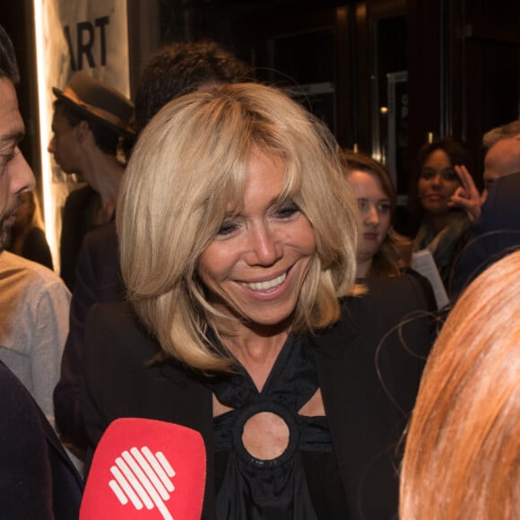 Exclusif - La Première Dame Brigitte Macron (Trogneux) - La Première Dame française et des figures du gouvernement assistent à la représentation de la pièce "Les chatouilles (Ou la danse de la colère)" d'Andréa Bescond portant sur la pédophilie au théâtre Antoine à Paris, France, le 16 octobre 2017. Il s'agissait pour la première dame et les membres du gouvernement de montrer leur solidarité aux victimes de violences sexuelles. 