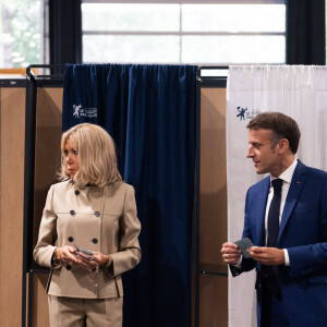 Le président Emmanuel Macron et sa femme Brigitte Macron lors du vote pour le premier tour des élections législatives à la salle des Quatre Saisons au Touquet le 30 juin 2024. © Jeanne Accorsini / Pool / Bestimage 