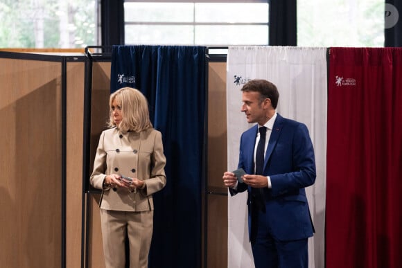 Le président Emmanuel Macron et sa femme Brigitte Macron lors du vote pour le premier tour des élections législatives à la salle des Quatre Saisons au Touquet le 30 juin 2024. © Jeanne Accorsini / Pool / Bestimage 