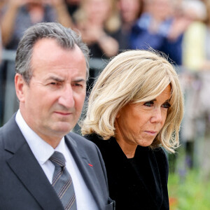 Mais si Brigitte Macron épaulait la comédienne dans son combat contre ce fléau, la première dame a fini par prendre ses distances, Andrea Bescond étant acerbe à l'égard du président
José Pietroboni, chef du protocole de l'Elysée, et la première dame de France, Brigitte Macron - Arrivées aux obsèques de l'auteure-compositrice-interprète et actrice française Françoise Hardy au crématorium du cimetière du Père-Lachaise à Paris, France, le 20 juin 2024. © Jacovides-Moreau/Bestimage 